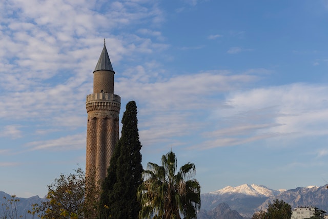 Admira minaretul Yivli