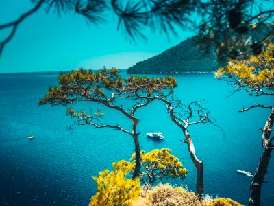 Insulele Greciei pe care iti poti petrece concediul – De la plajele vulcanice din Santorini pana la cetatea medievala din Rhodos