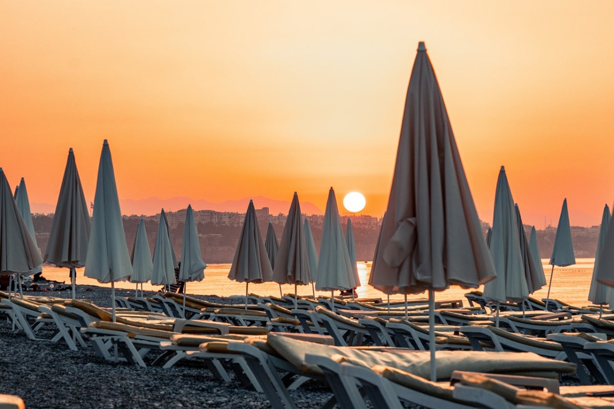Vremea in Antalya care este cea mai potrivita perioada a anului pentru vacanta - Vremea Antalya. Plaja cu umbrele
