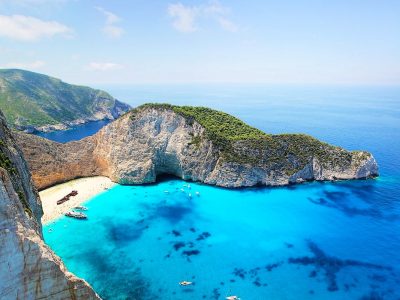Zakynthos, una dintre cele mai impresionante insule din Grecia, te asteapta intr-o vacanta de vis. Iata cele mai importante atractii turistice
