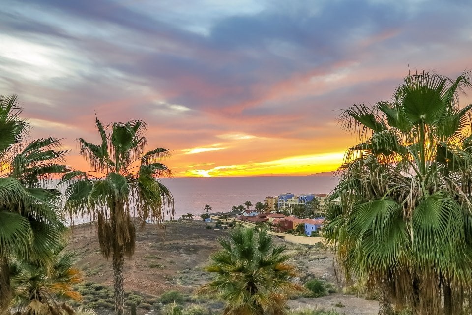 Tenerife plaje fabuloase, cu nisipuri superbe - palmieri, apus, casute in spate