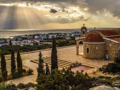Ayia Napa – cea mai frumoasă și iubită stațiune din Cipru. Descoperă comorile ascunse ale celui mai vizitat oraș din această țară insulară!