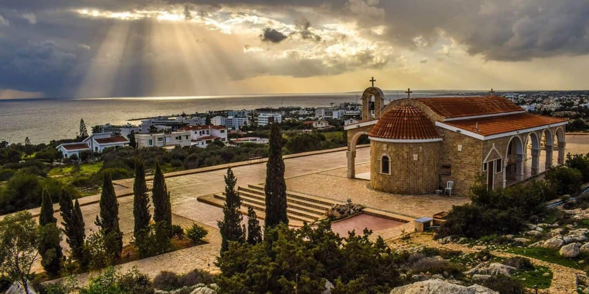 Ayia Napa – cea mai frumoasă și iubită stațiune din Cipru. Descoperă comorile ascunse ale celui mai vizitat oraș din această țară insulară!