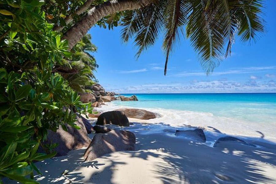 Insulele Seychelles – care este perioada optimă de vizitat acest paradis insular - Plaja Seychelles in sezon uscat