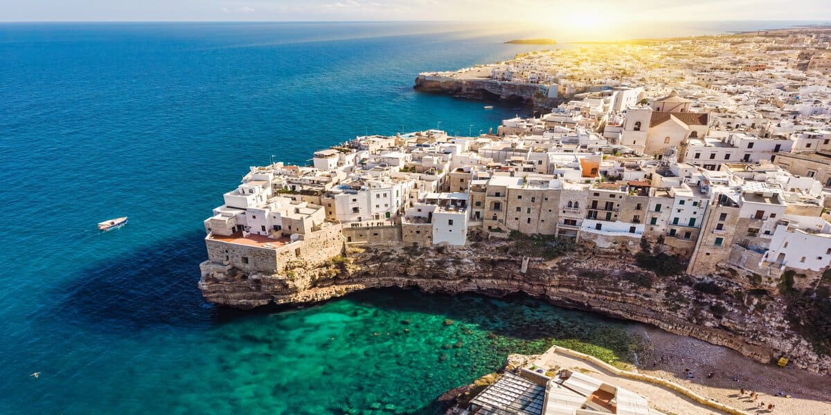 Puglia, bijuteria ascunsă a Italiei – de la orașe istorice și plaje spectaculoase, la trulli și orecchiette